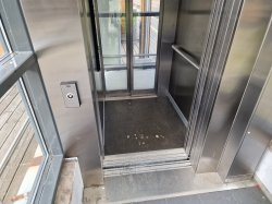 Liten heis for adkomst til plattform på Lørenskog